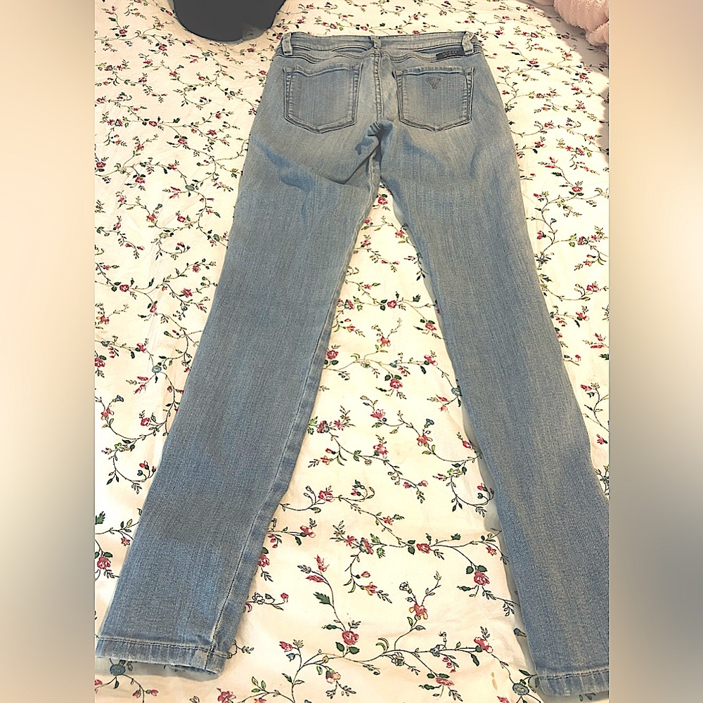 GUESSE Light Wash SKINNY Jeans with Bottom Zippers. - Picture 7 of 9